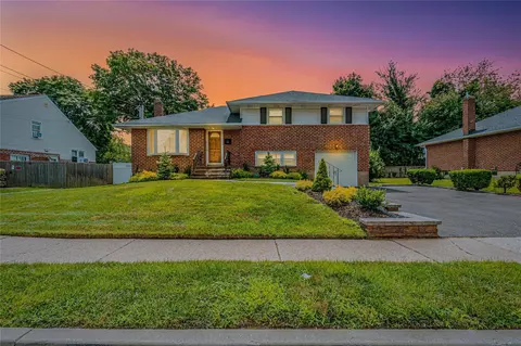 3 Lourae Dr, Massapequa Park, NY 11762