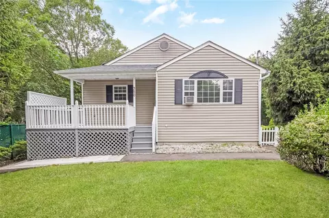 350 Mark Tree Rd, South Setauket, NY 11720