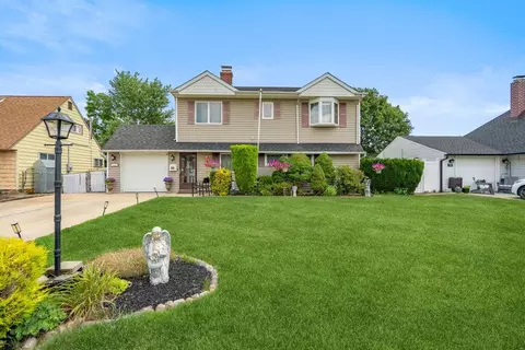 35 Arch Ln, Hicksville, NY 11801