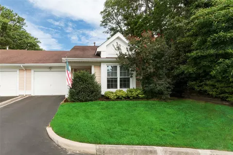 11 Kismet Ct, Ridge, NY 11961