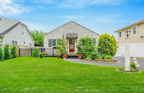 24 Lowerre St, Babylon, NY 11702