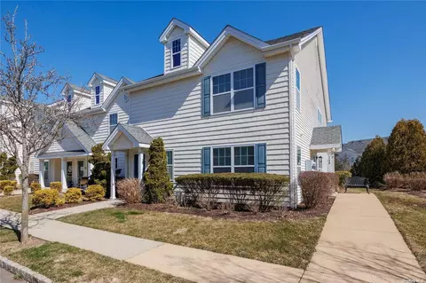 157 Brattle Cir, Melville, NY 11747
