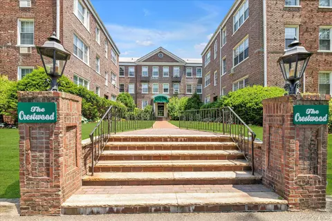 1 Meadow Dr #3K, Woodmere, NY 11598