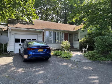 60 Polo Rd, North Hempstead, NY 11023