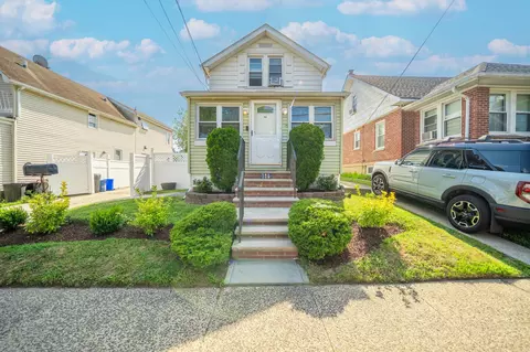 104 Cherry Ln, North Hempstead, NY 11001