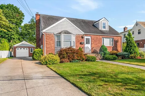 10 Greenville Ct, Hempstead, NY 11518