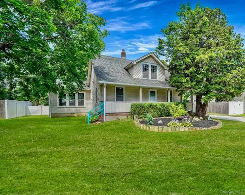 41 Oak St, Islip, NY 11751