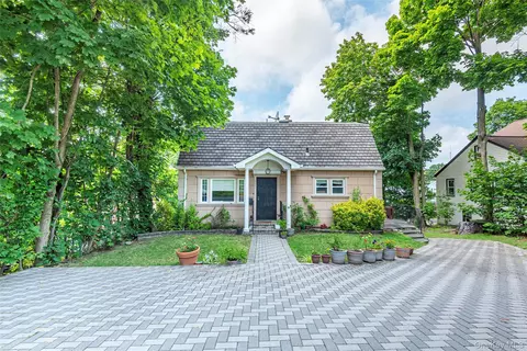 92 Manor Dr, North Hempstead, NY 11020