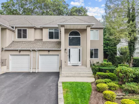 22 Stone Gate Ct #22, Smithtown, NY 11787