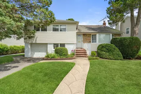 18 Melanie Ln, Syosset, NY 11791