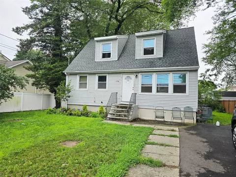 1758 Manatuck Blvd, Bay Shore, NY 11706
