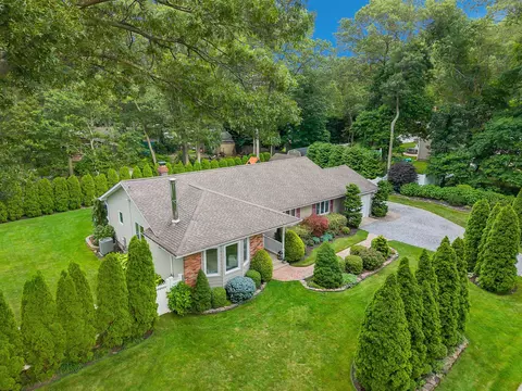 55 Patchogue Dr, Rocky Point, NY 11778