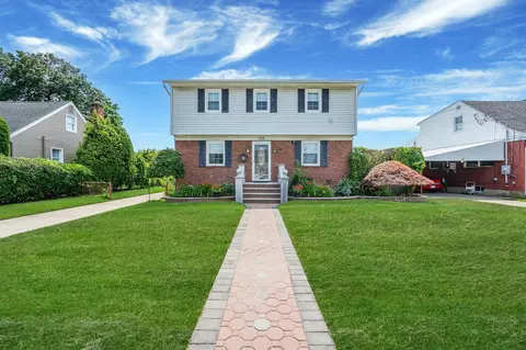 508 Chamberlin St, East Meadow, NY 11554