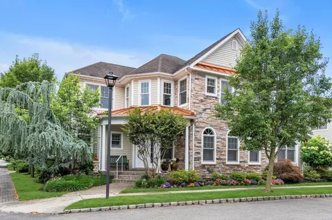 155 Eagle Crst, North Hempstead, NY 11050