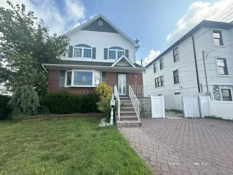 5 E Ct, Hempstead, NY 11518
