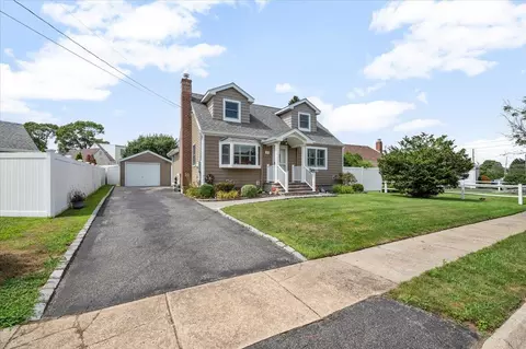 21 N Crescent Dr, Farmingdale, NY 11735