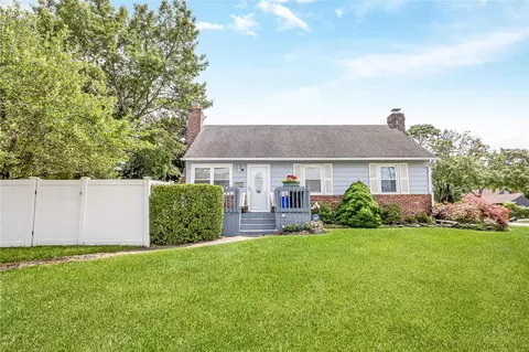 84 Parkdale Dr, North Babylon, NY 11703
