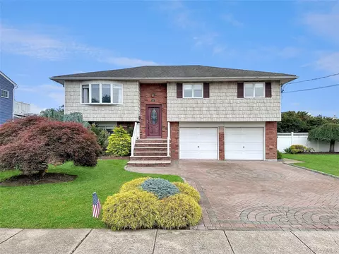 57 S Crescent Dr, Farmingdale, NY 11735