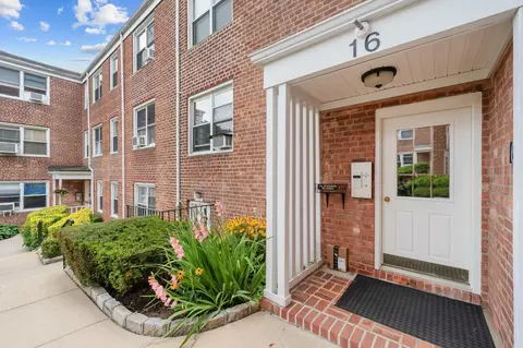 16 Edwards St #2G, North Hempstead, NY 11577