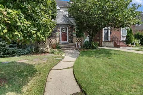 428 Beach 131st St, Belle Harbor, NY 11694