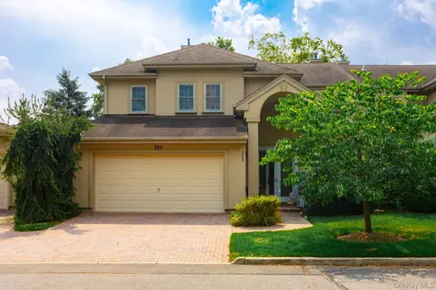 285 Madeira Blvd #285, Melville, NY 11747