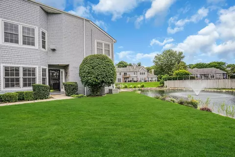 20 Lakebridge Dr S, Kings Park, NY 11754