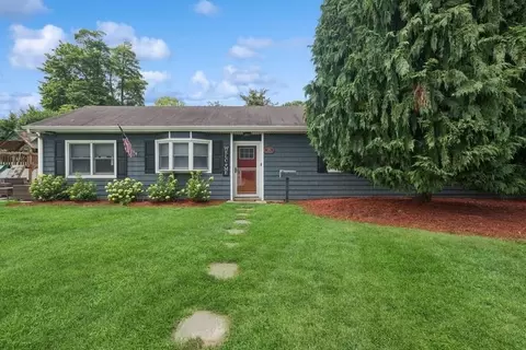 76 Cadman Ave, Babylon, NY 11702