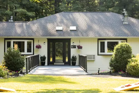 439 Lake Dr, Rhinebeck, NY 12572