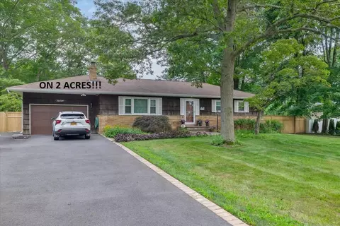 58 Middle Island Ave, Medford, NY 11763