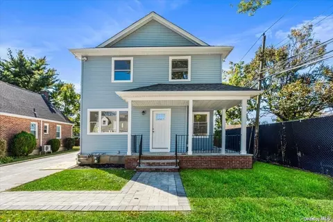 23 Flower Ln, North Hempstead, NY 11040