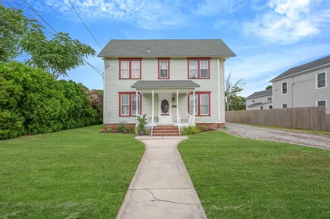 19 Amity St, Patchogue, NY 11772