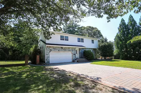 4 Terry Ct, North Babylon, NY 11703
