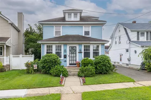 199 1st St, Hicksville, NY 11801