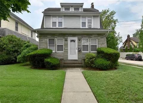 192 Sherman St, Lynbrook, NY 11563