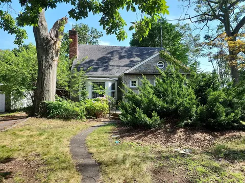2 Birch Ln, North Hempstead, NY 11040
