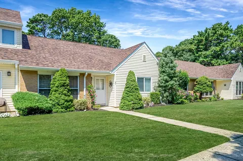 67 Crescent Cir, Holbrook, NY 11741