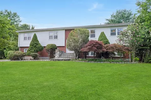 108 Eastview Dr, Mount Pleasant, NY 10595