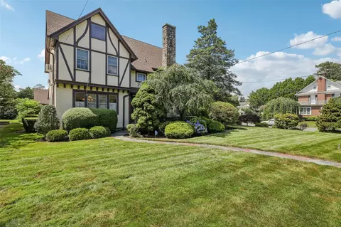 370 Hempstead Ave, Rockville Centre, NY 11570