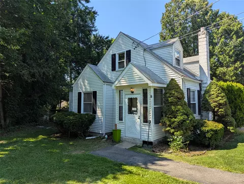 9 Kinderhook Dr, Poughkeepsie, NY 12603