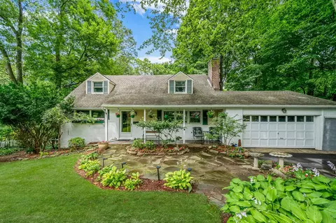 30 Bellaire Dr, Huntington, NY 11743
