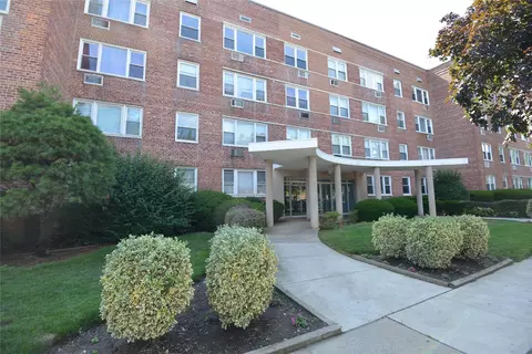 100 S Ocean Ave #4A, Freeport, NY 11520