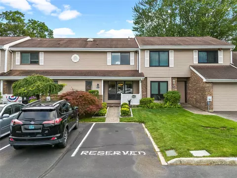 41 W Pond Ct, Smithtown, NY 11787