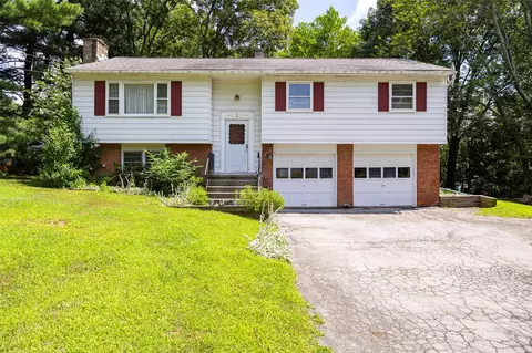 3 Cromwell Dr, La Grange, NY 12603