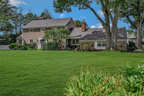 2 Winchester Ln, Huntington, NY 11743