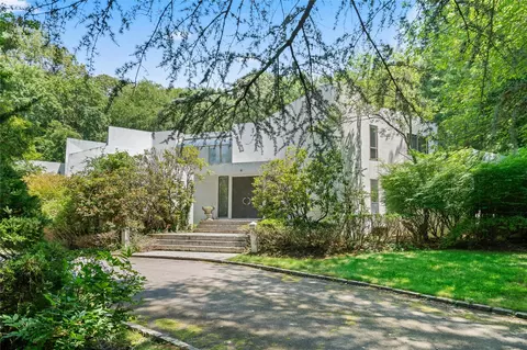 2 W View Dr, Oyster Bay, NY 11771