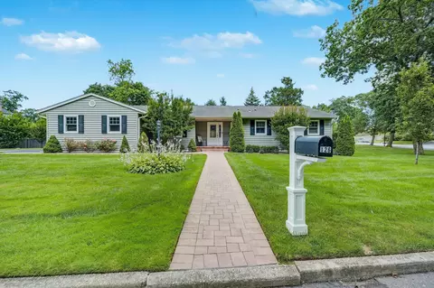 126 Gail Ct, East Northport, NY 11731