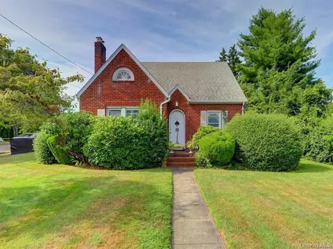 422 5th Ave, East Northport, NY 11731