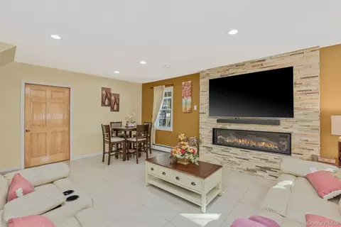 402 Johnson Ave, Bohemia, NY 11716