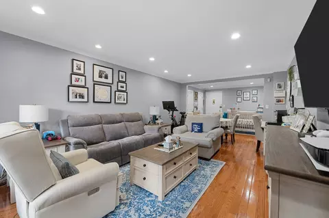 35 Knightsbridge Road Rd #1G, North Hempstead, NY 11021