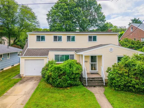 60 Jayson Ave, North Hempstead, NY 11021